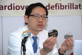 Professor Tse Hung-fat, William M W Mong Professor in Cardiology and Chair Professor of Department of Medicine, Li Ka Shing Faculty of Medicine, HKU mentions that although the size of the new defibrillator (Left) is slightly larger than the traditional one (Right). However, the implantation process is safer as no electrodes will go into the heart through blood vessels. Thus, the risk of heart perforation or infection of the heart after the surgery will drop to zero percent.